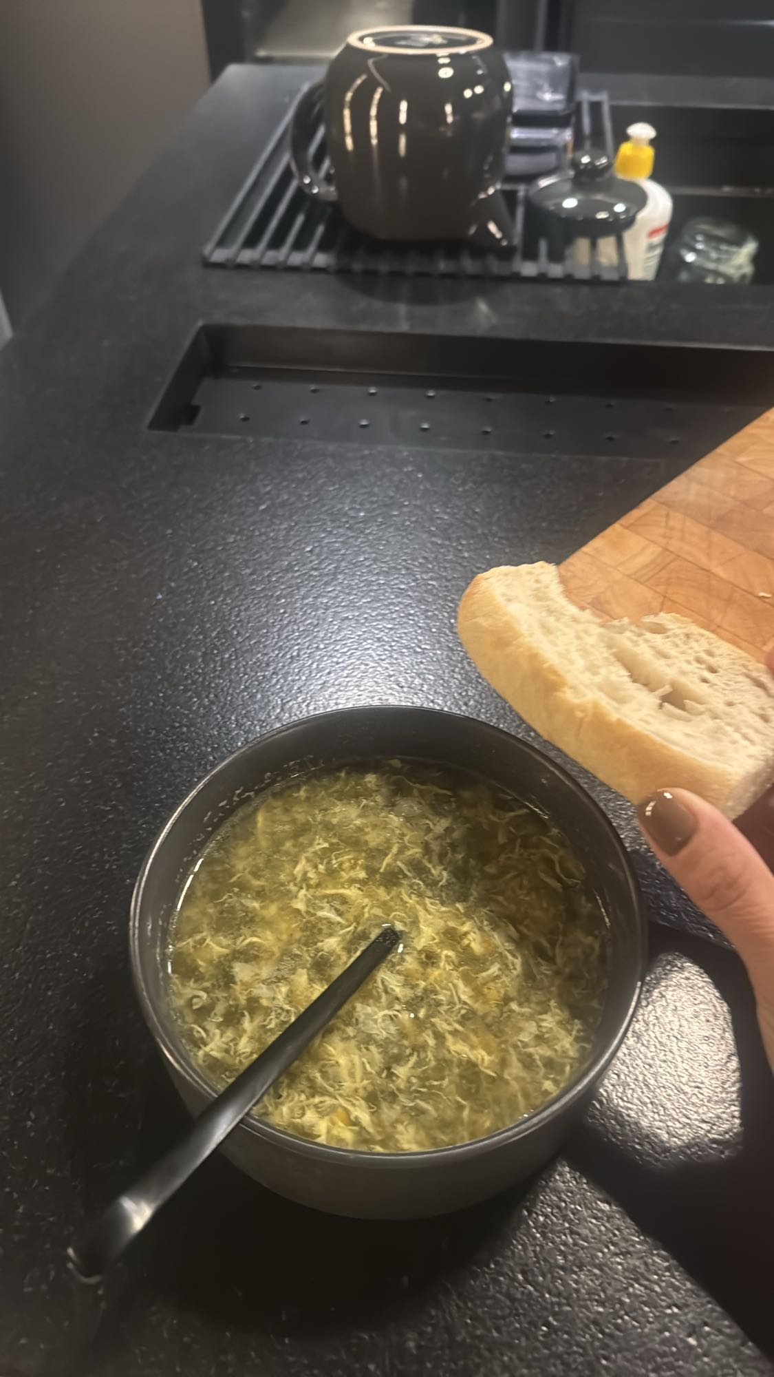 Rosół z jajkiem i chlebem