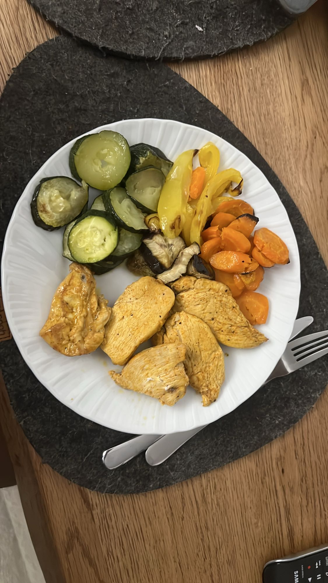 Grilovaná kuřecí prsa se zeleninou