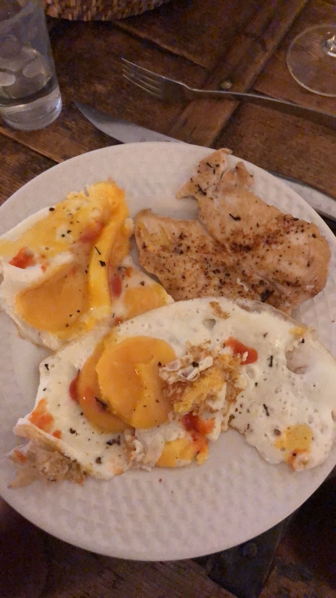 œufs et poulet grillé