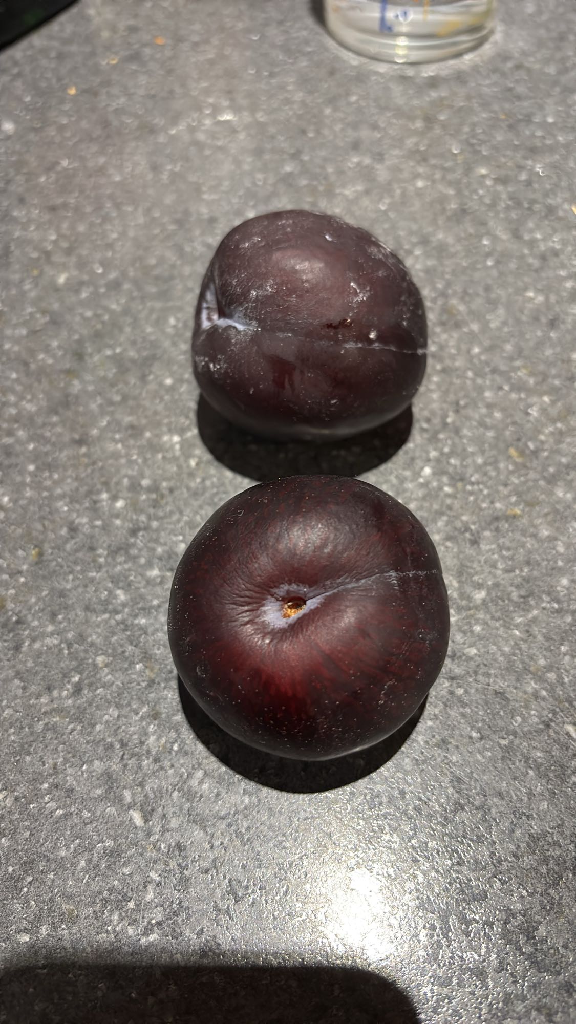 Deux prunes fraîches
