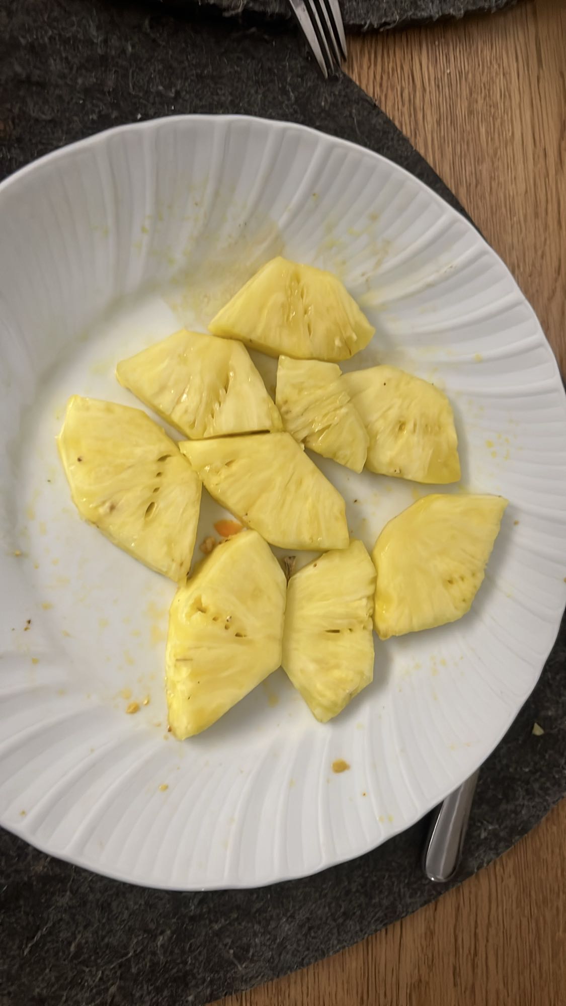Ananasstücke Teller