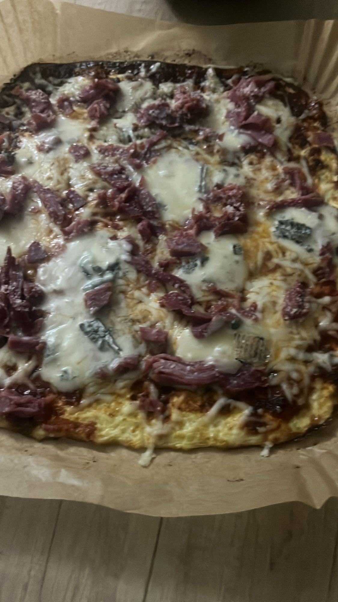 Pizza cu carne și brânză