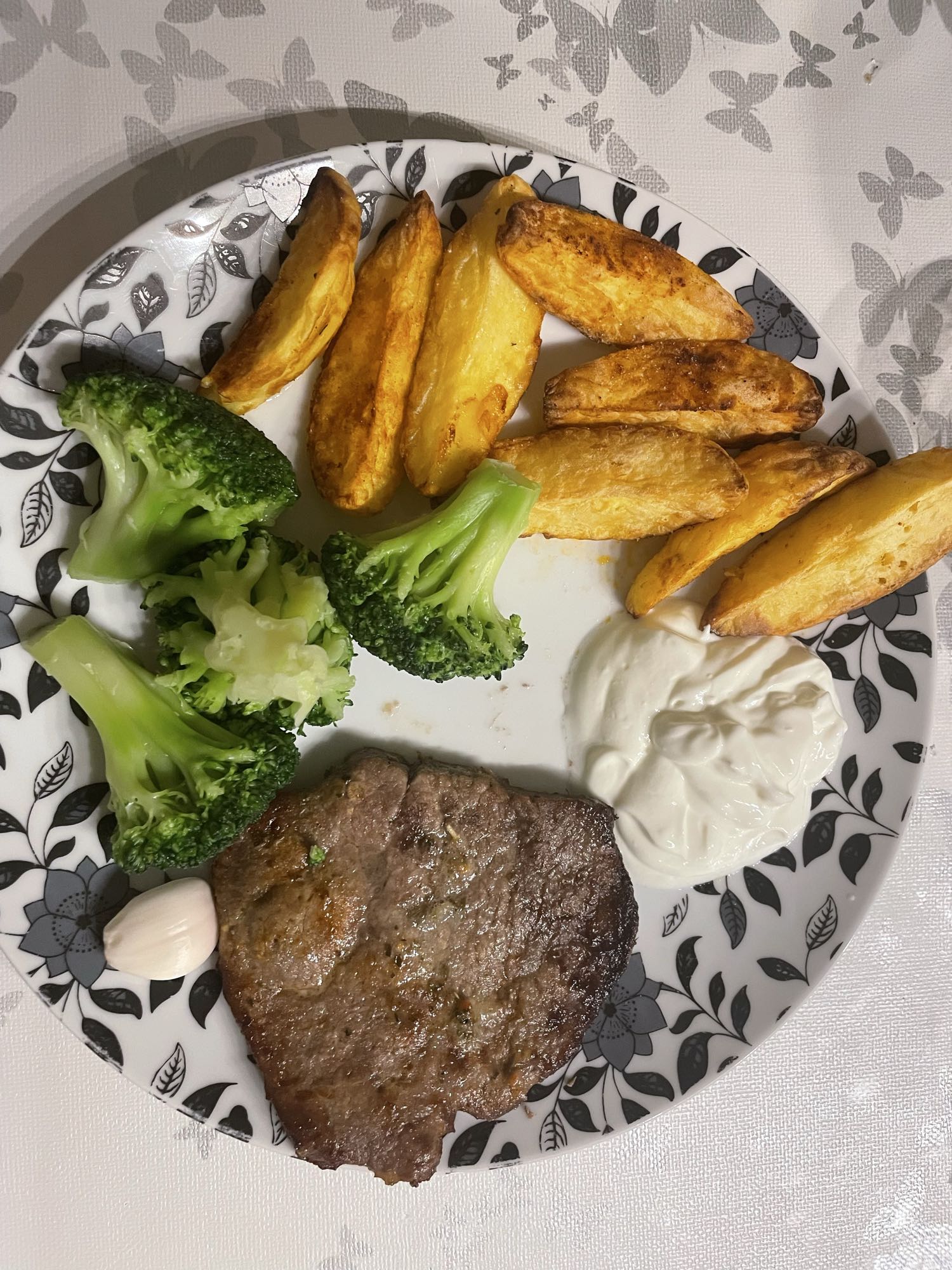 Rinderhüftsteak mit Kartoffeln, Brokkoli, griechischem Joghurt und Butter