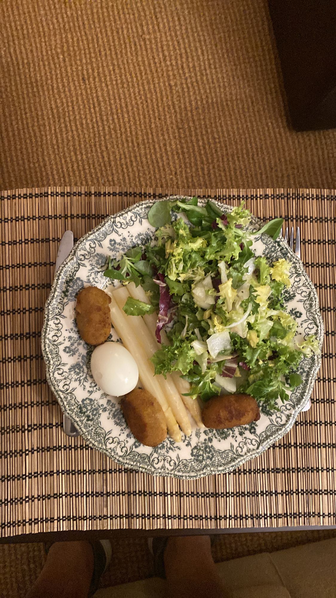 Amanida amb croquetes i ou