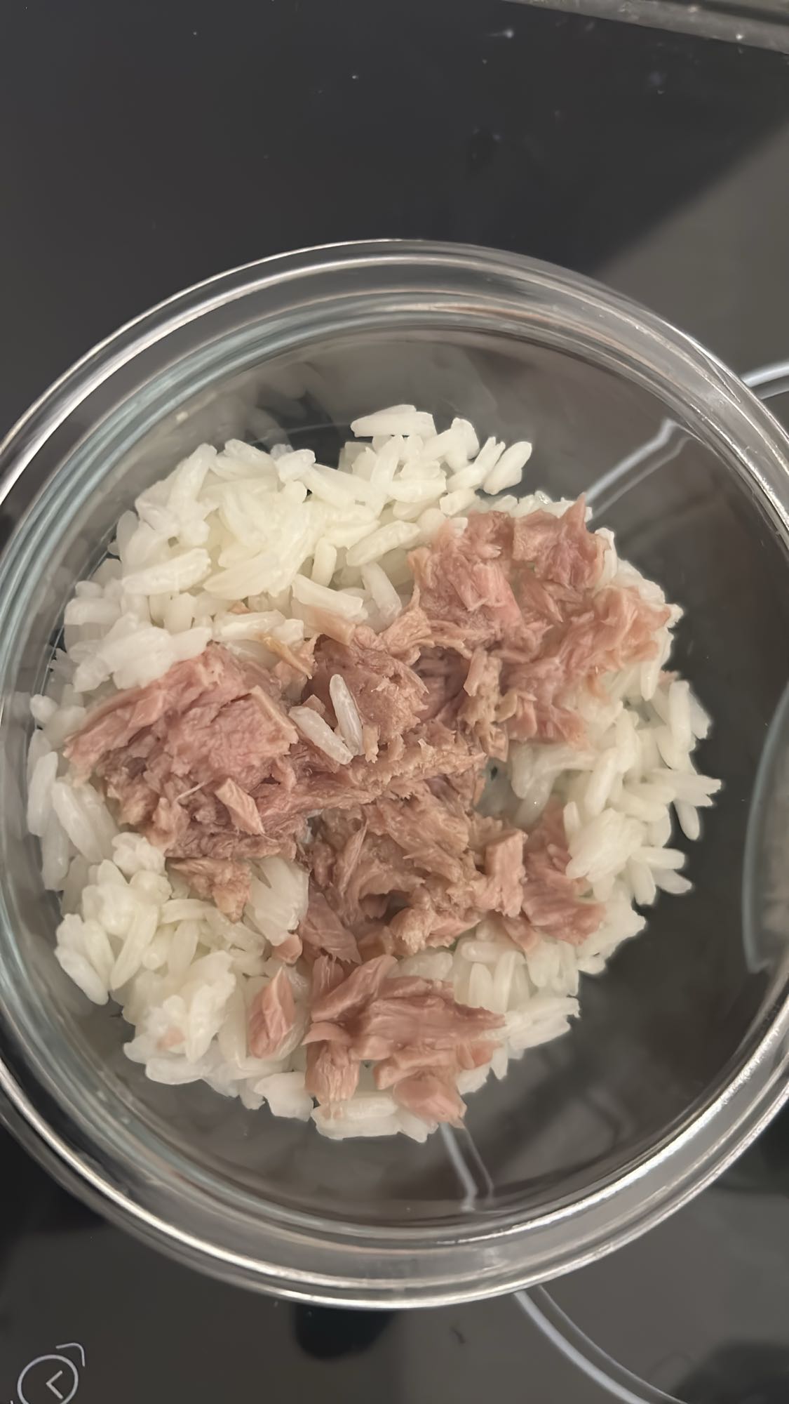 Riz blanc au thon à l'huile et filet d'huile d'olive