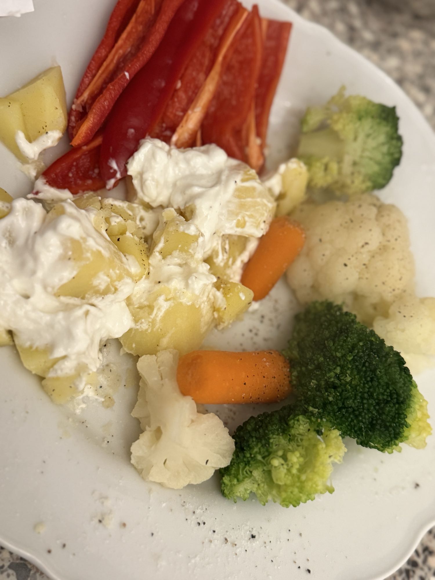 Legume cu cartofi și iaurt