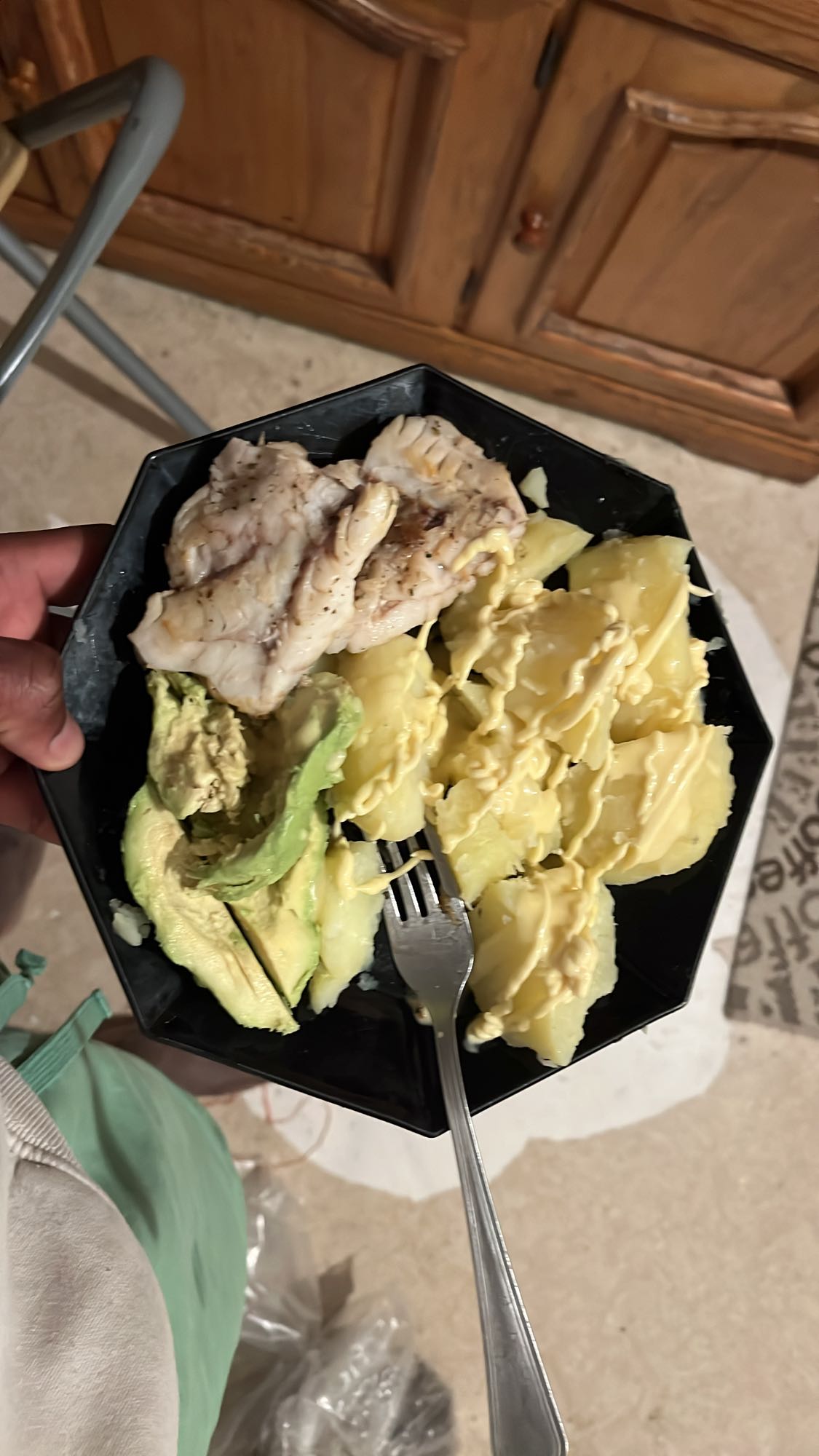 Poisson, pommes de terre, avocat