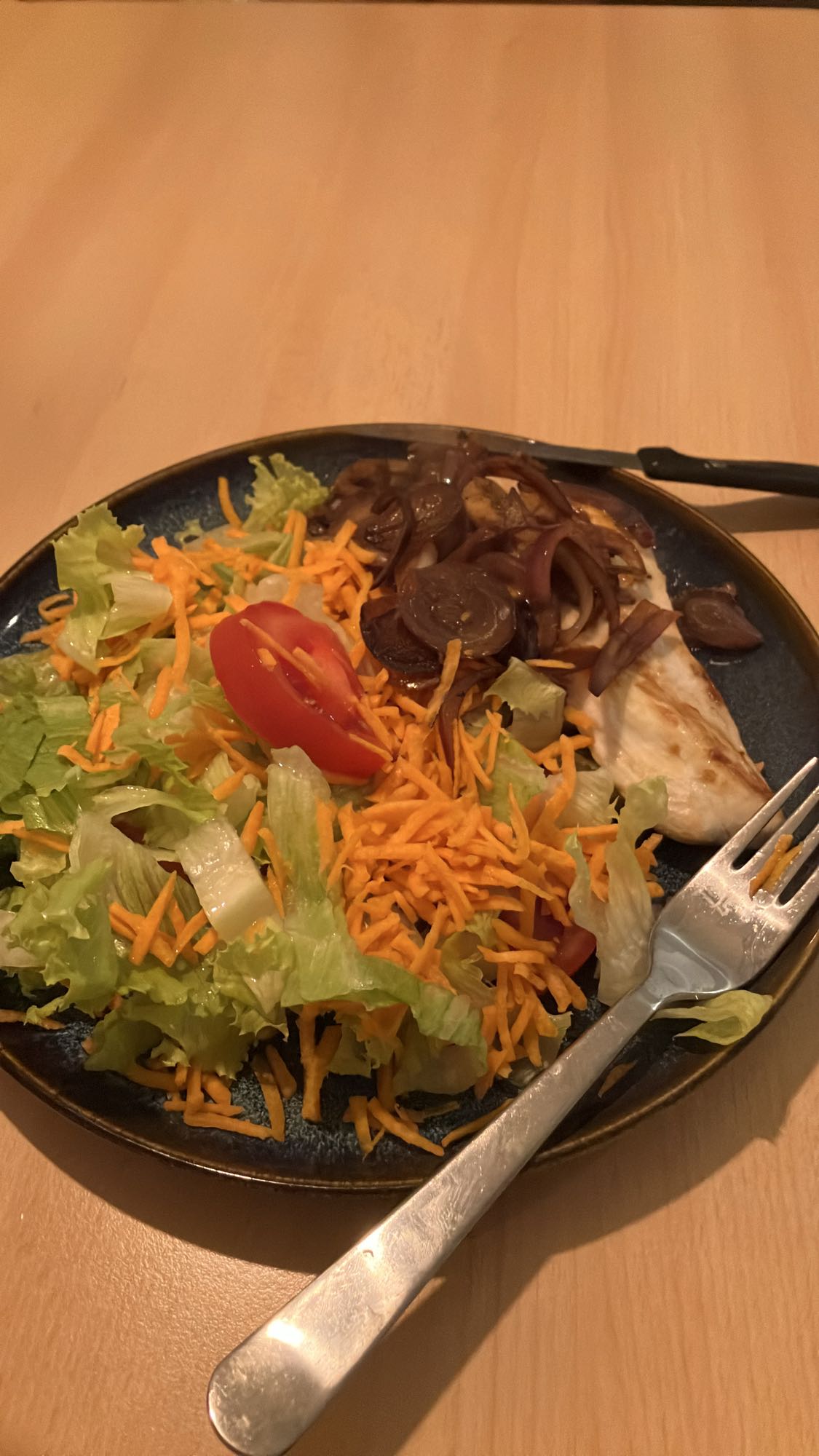 Frango grelhado com salada