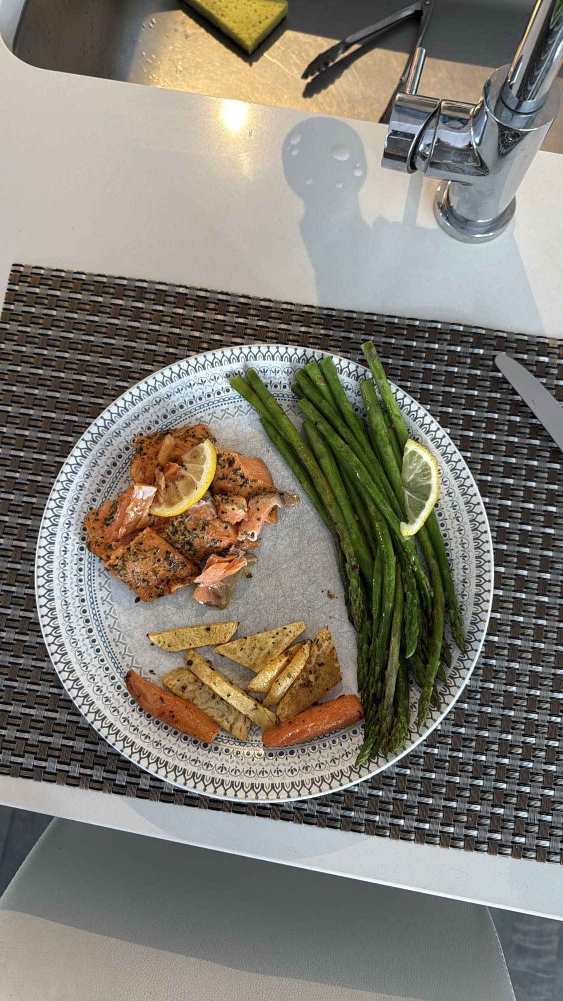 Saumon, asperges et légumes