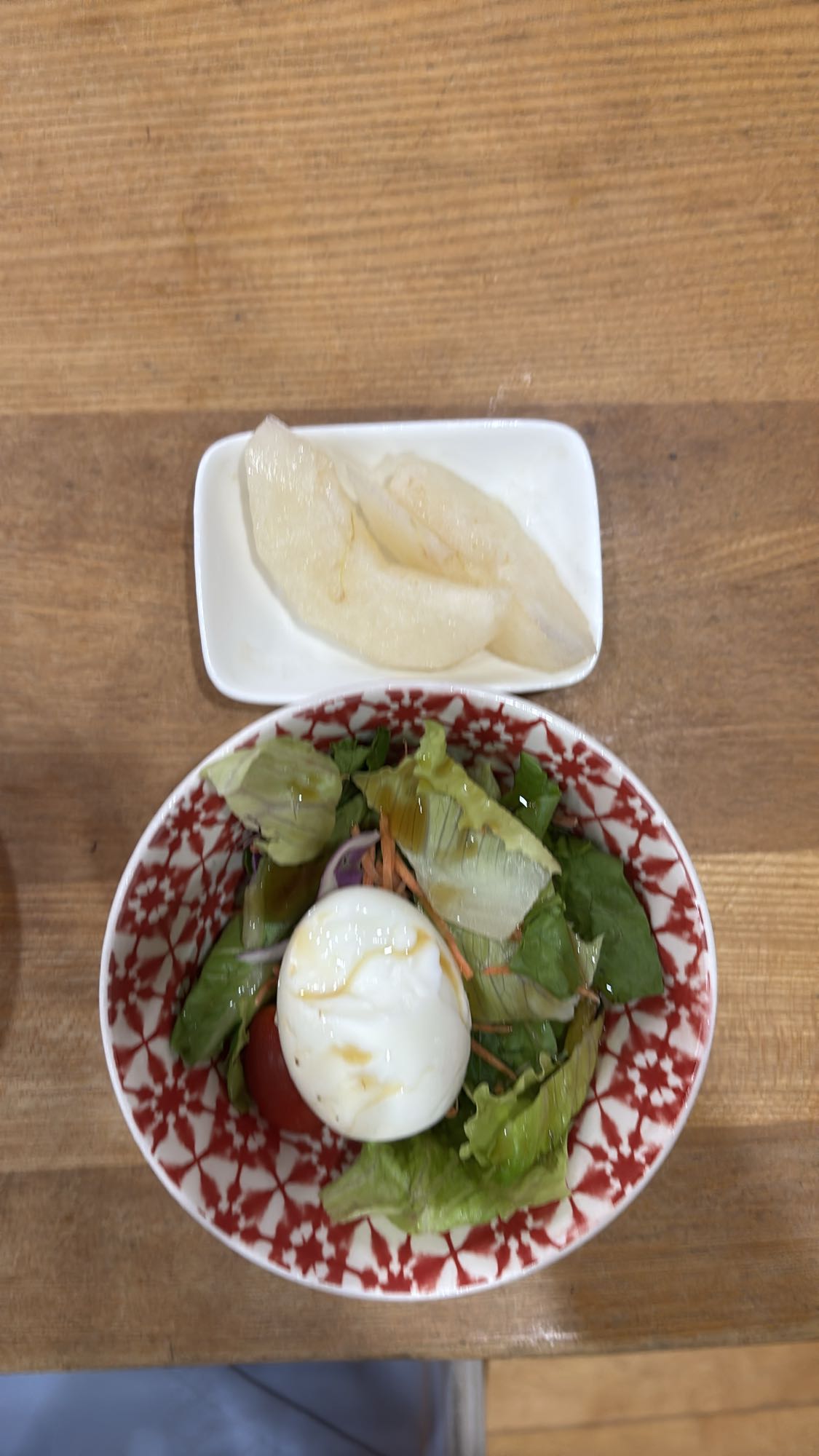 ゆで卵サラダと梨