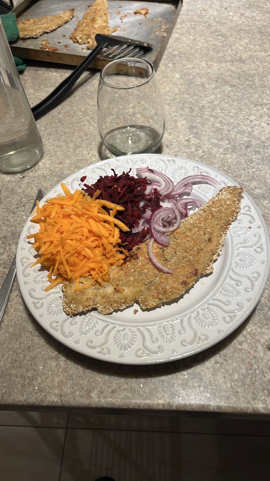 Pescado empanizado con ensalada