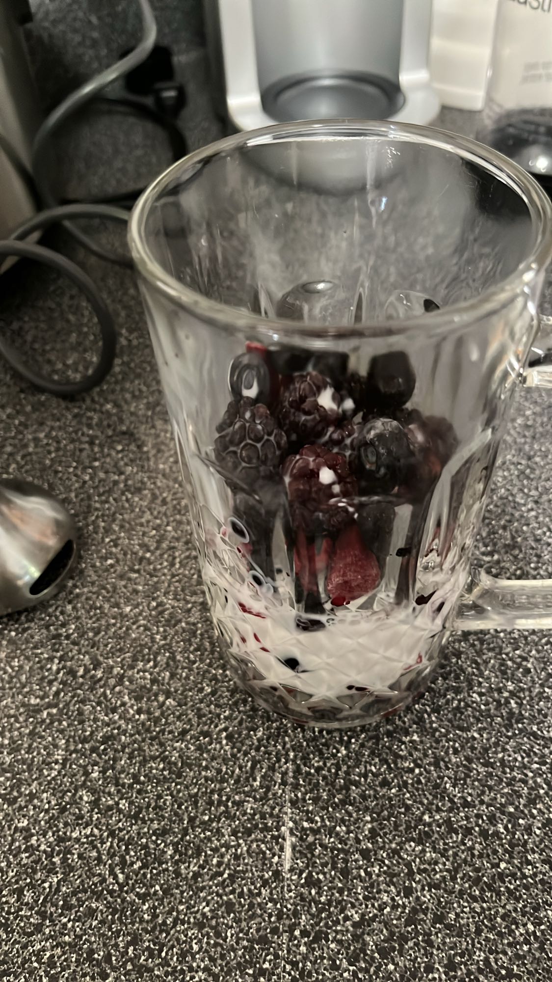 vaso de frutos rojos y yogur