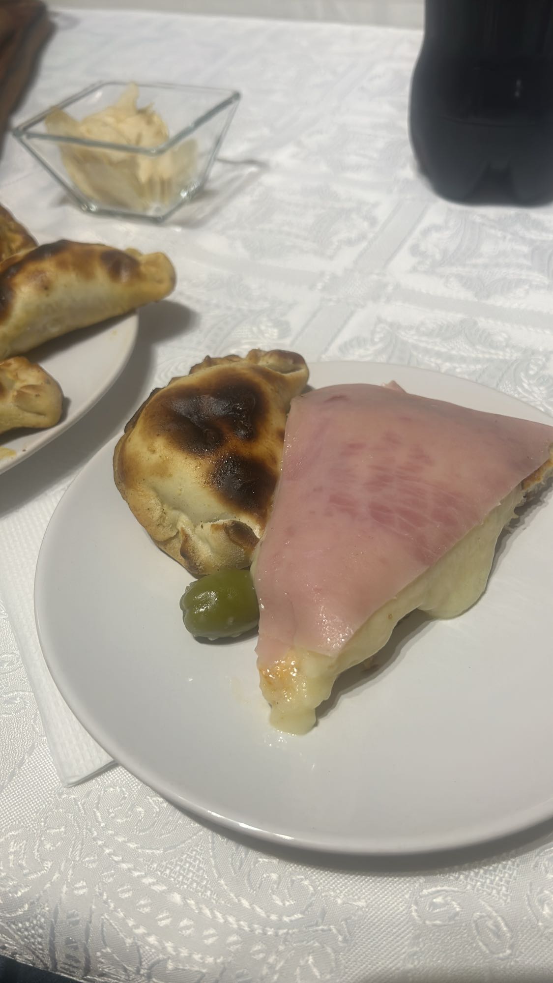 empanada y jamón con queso