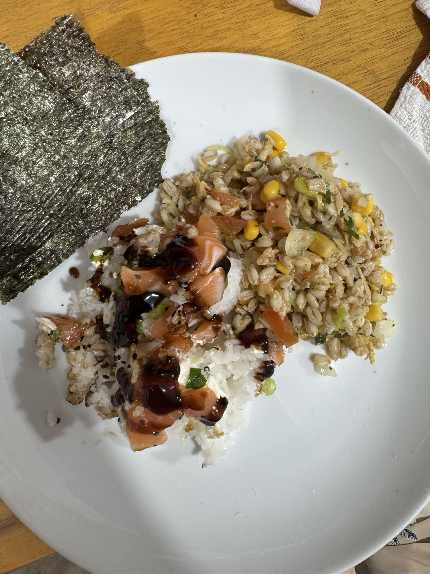 Arroz com salmão e legumes