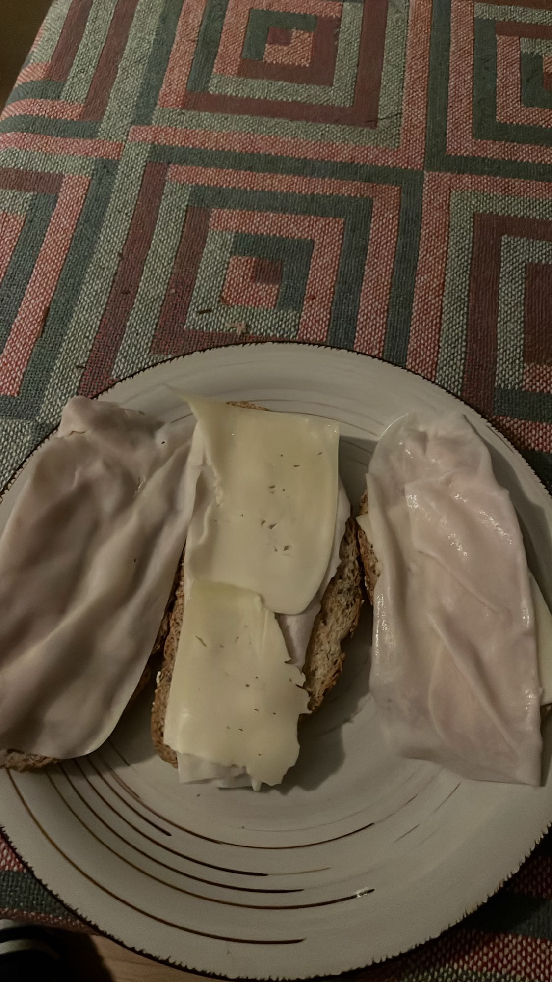 Pan con fiambre y queso