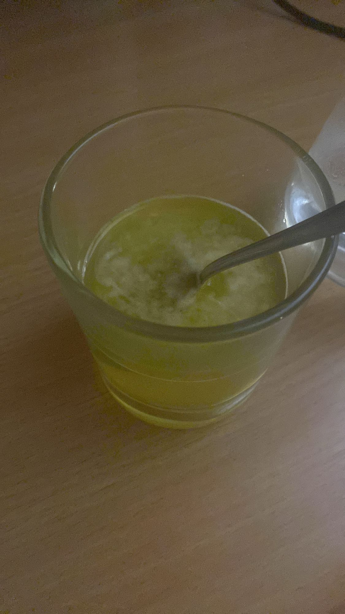 rozpuszczone masło w szklance