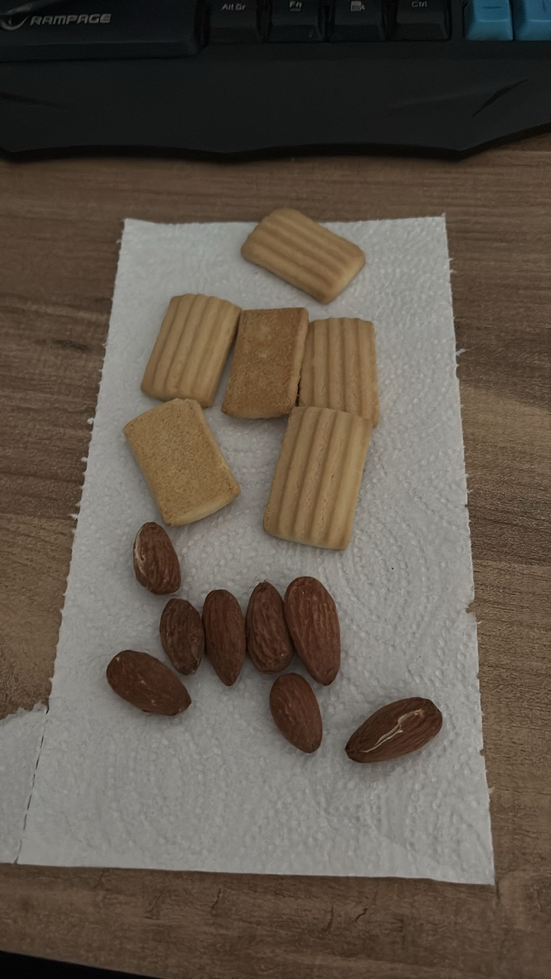 Bademli bisküvi atıştırmalık