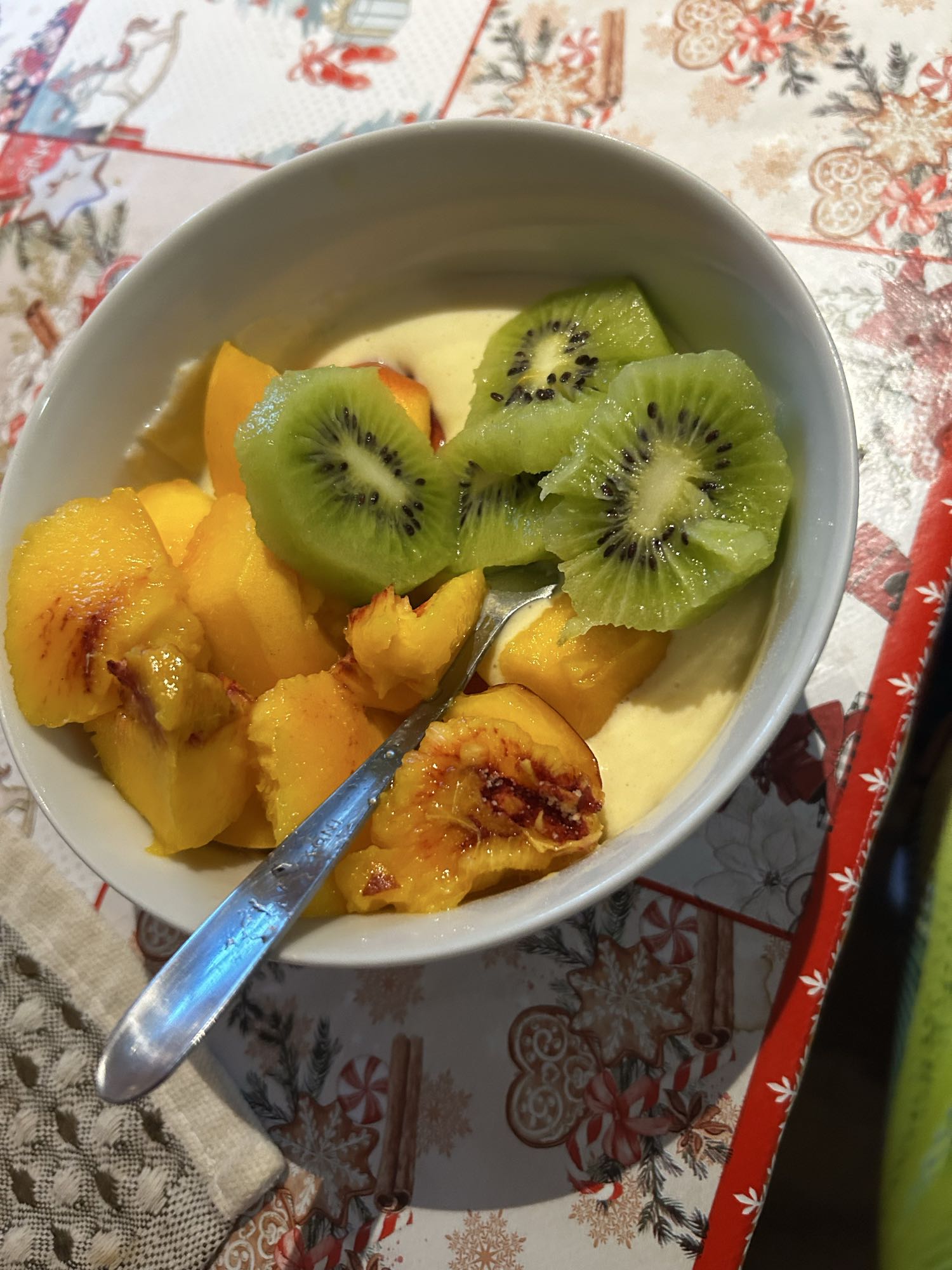 Iaurt Zuzu cu bifidus, pudră proteică, piersică și kiwi