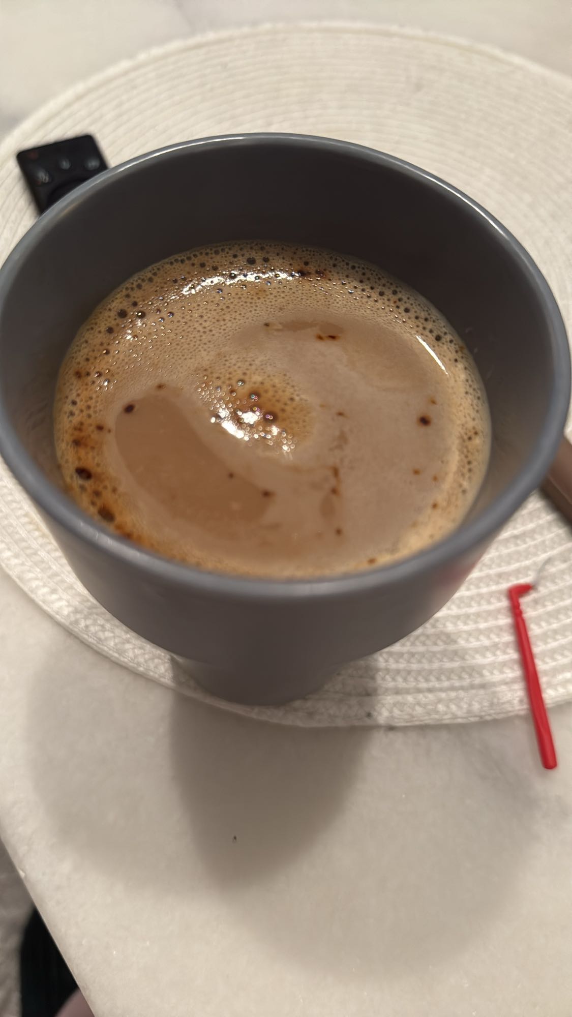 Svart kaffe med skum