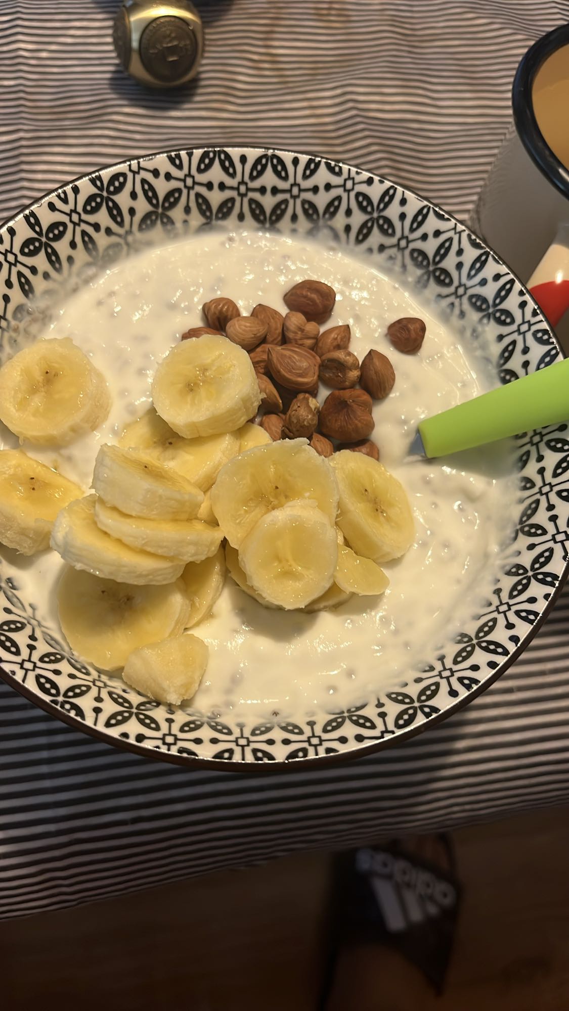 Кисело мляко с банан