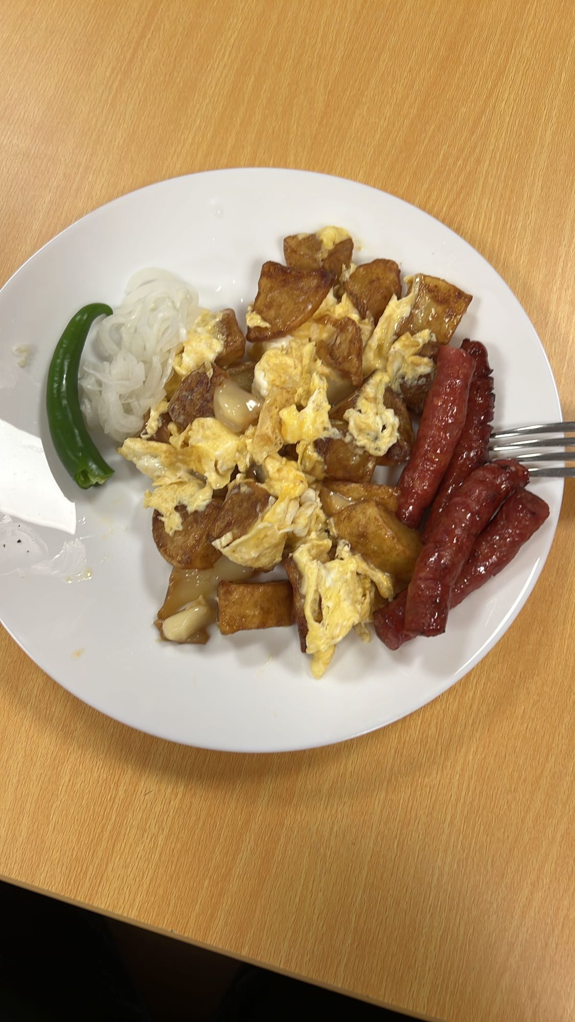 Cartofi cu ou, cârnați și legume