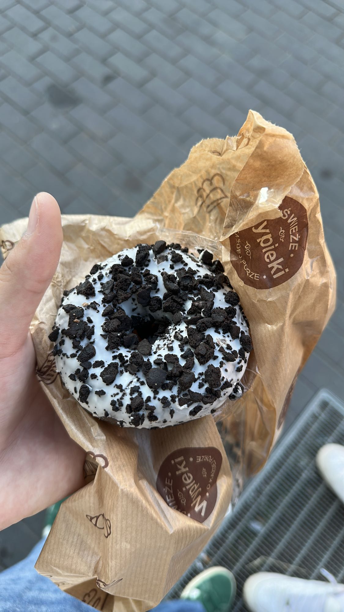 donut z polewą i ciastkami