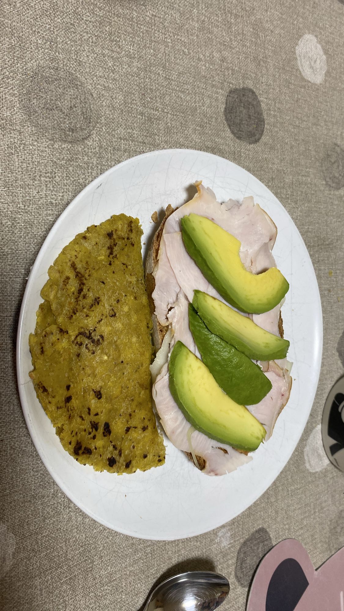 Tostada con pavo y aguacate