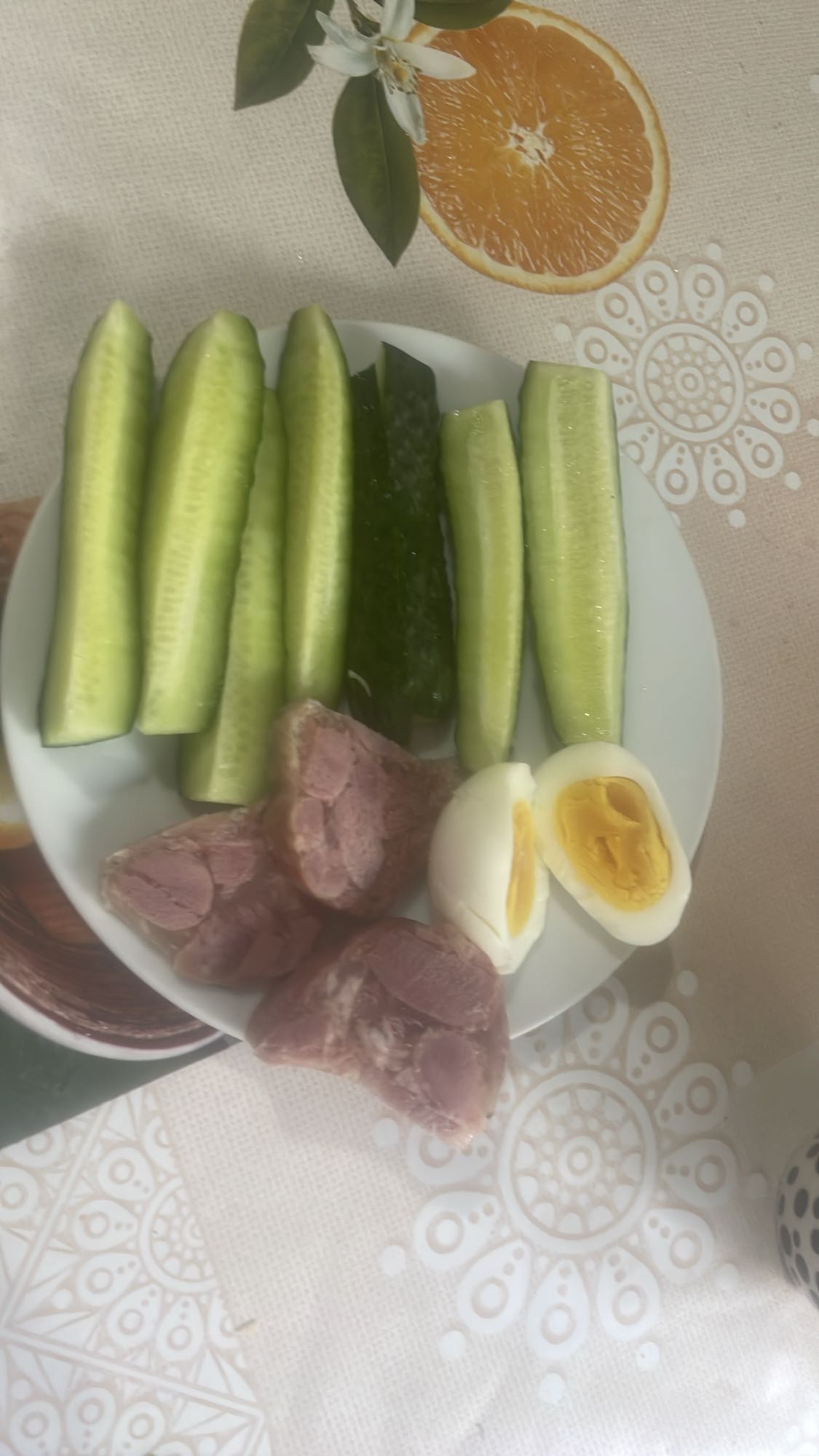 Ou, castraveți și carne