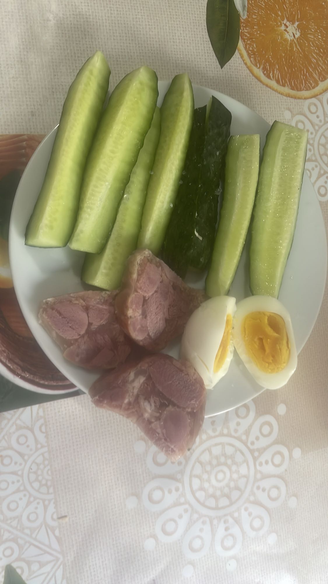 Ouă, castraveți și carne