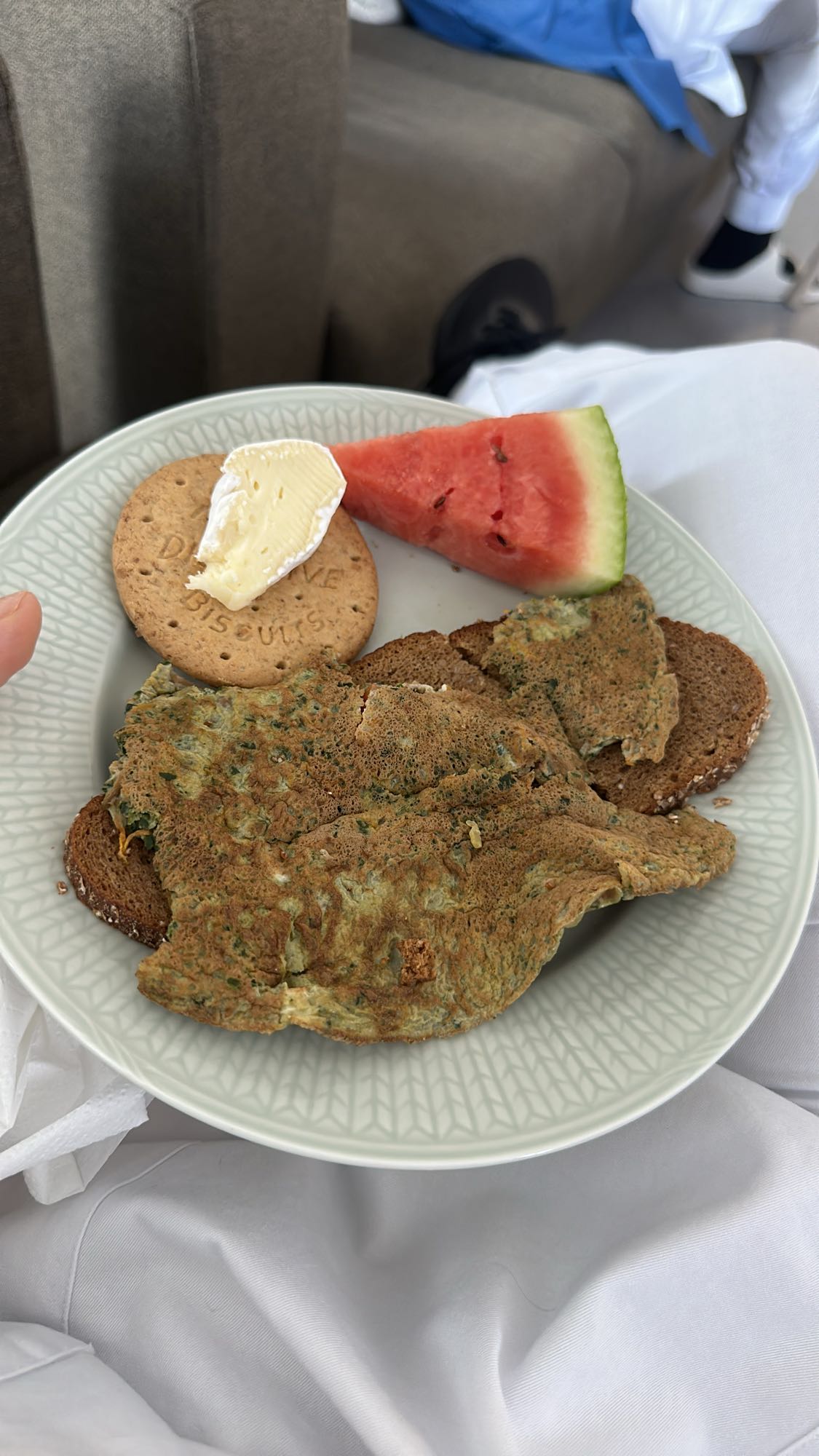 Grön omelett med kex och frukt