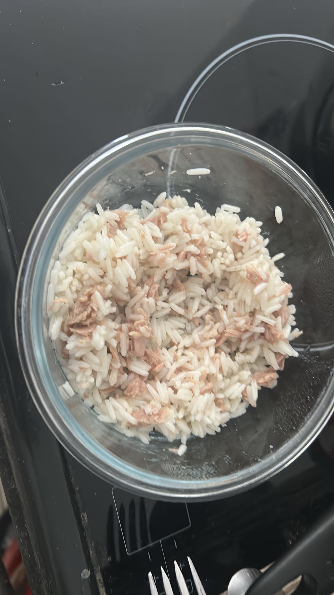 Riz blanc cuit avec thon à l'huile en boîte