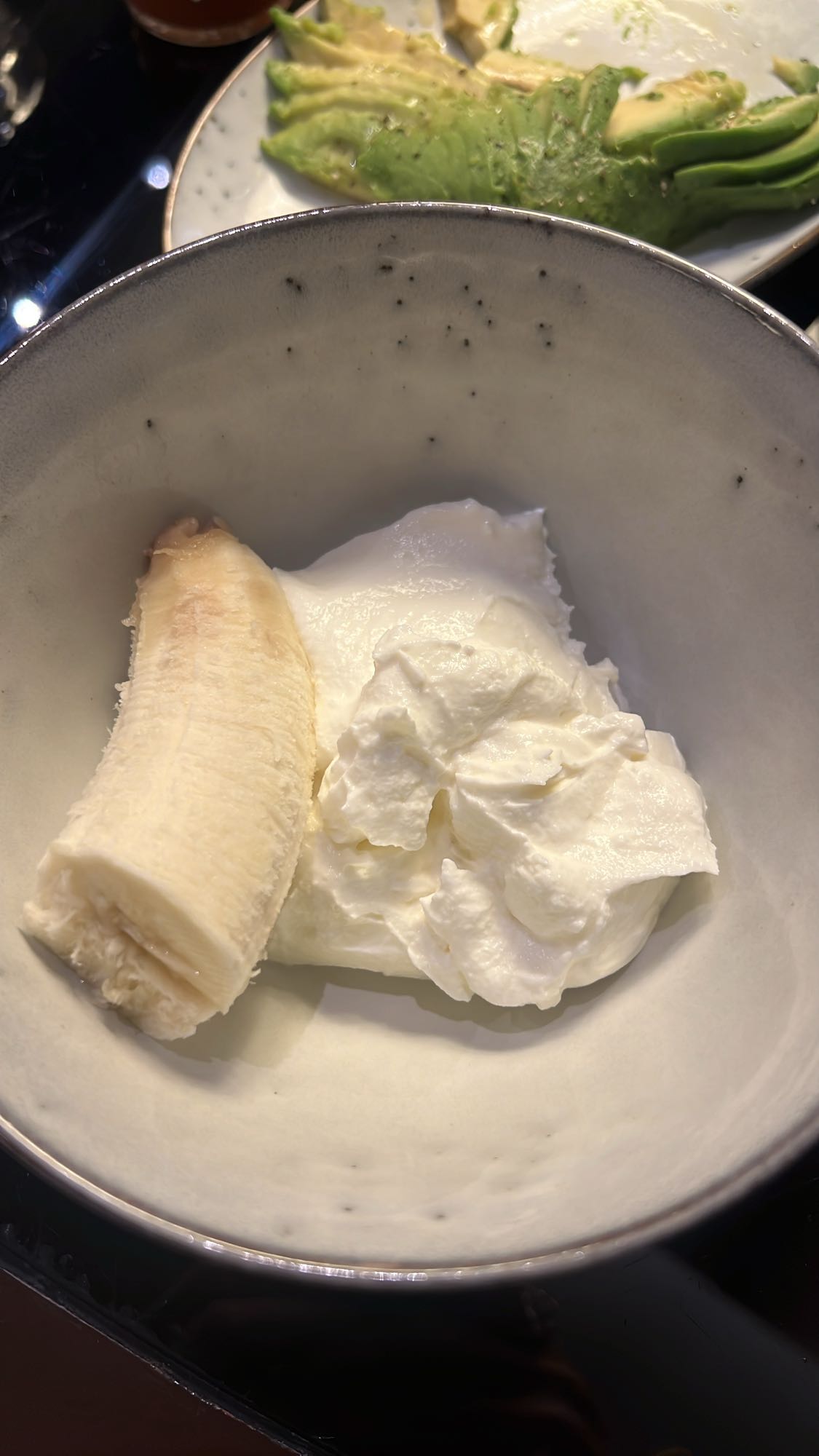 plátano con yogur griego