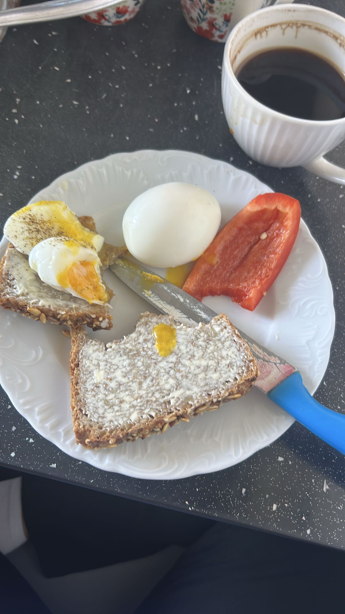 Śniadanie z jajkiem i chlebem