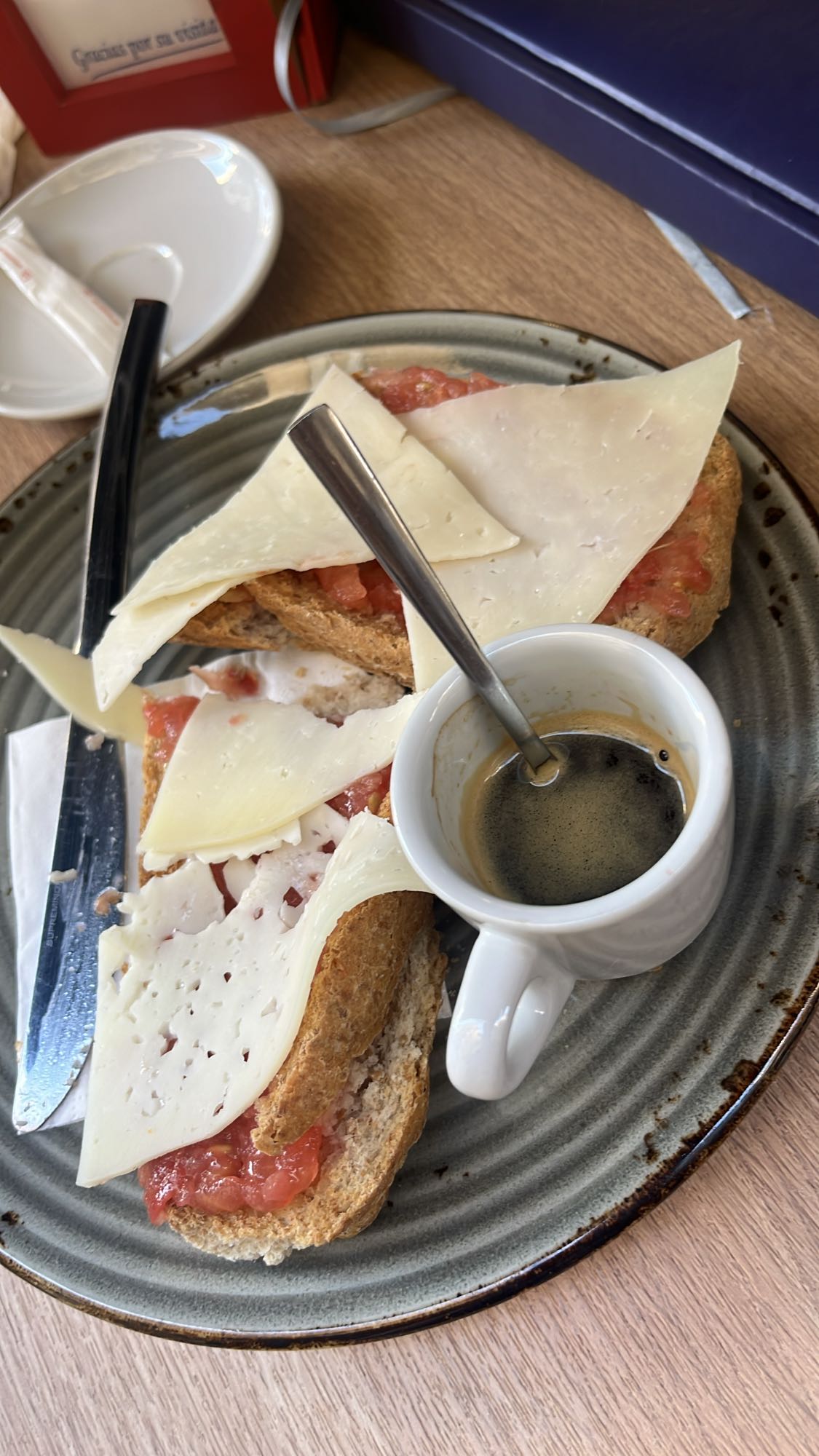 Tostada con tomate y queso
