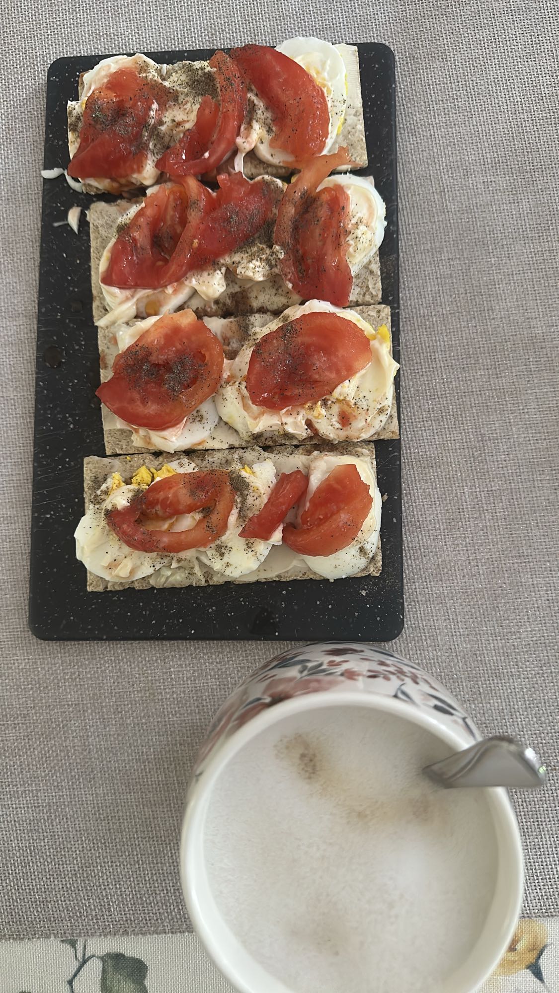 Kanapki z jajkiem i kawą