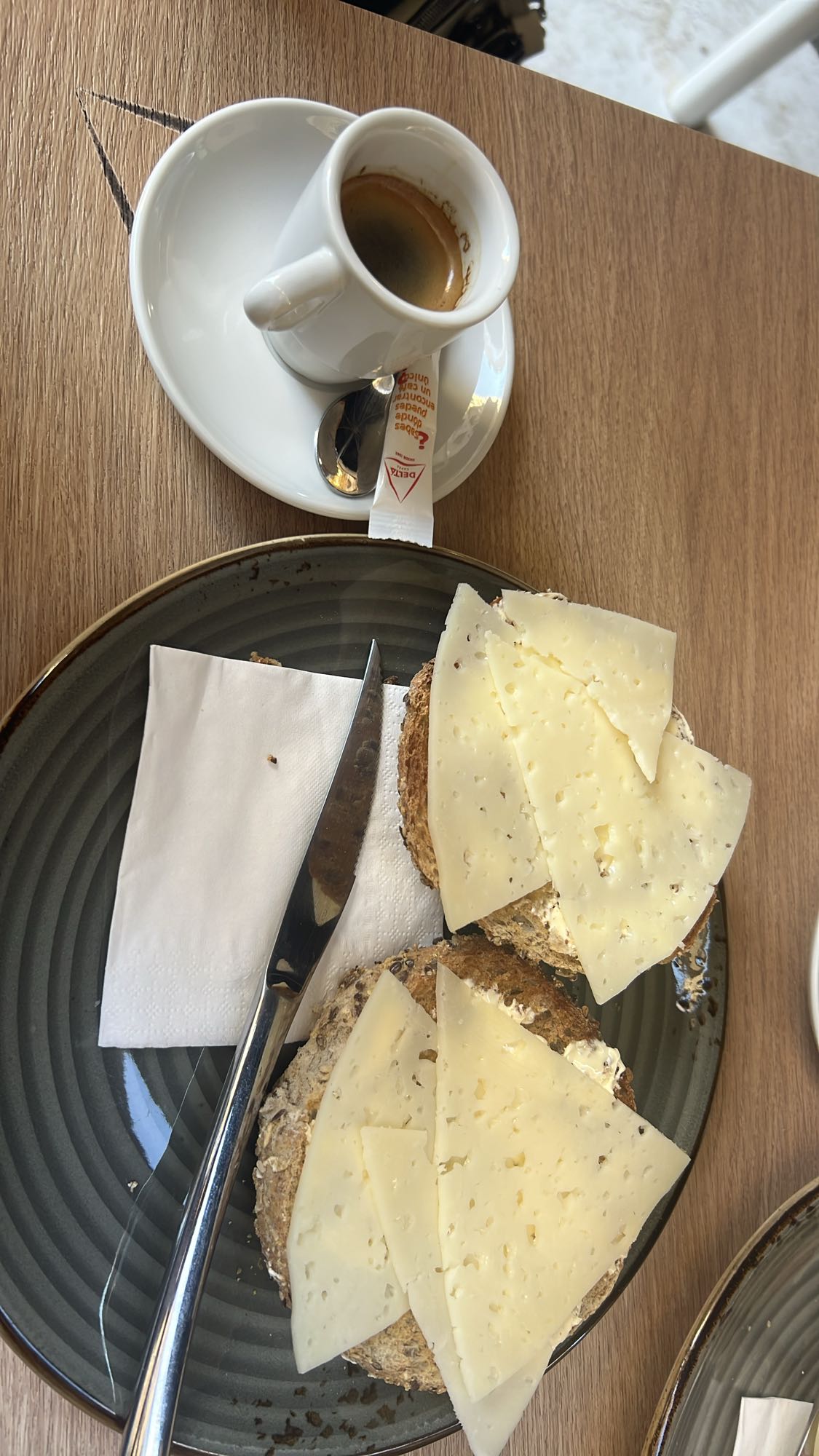 pan integral con queso y café