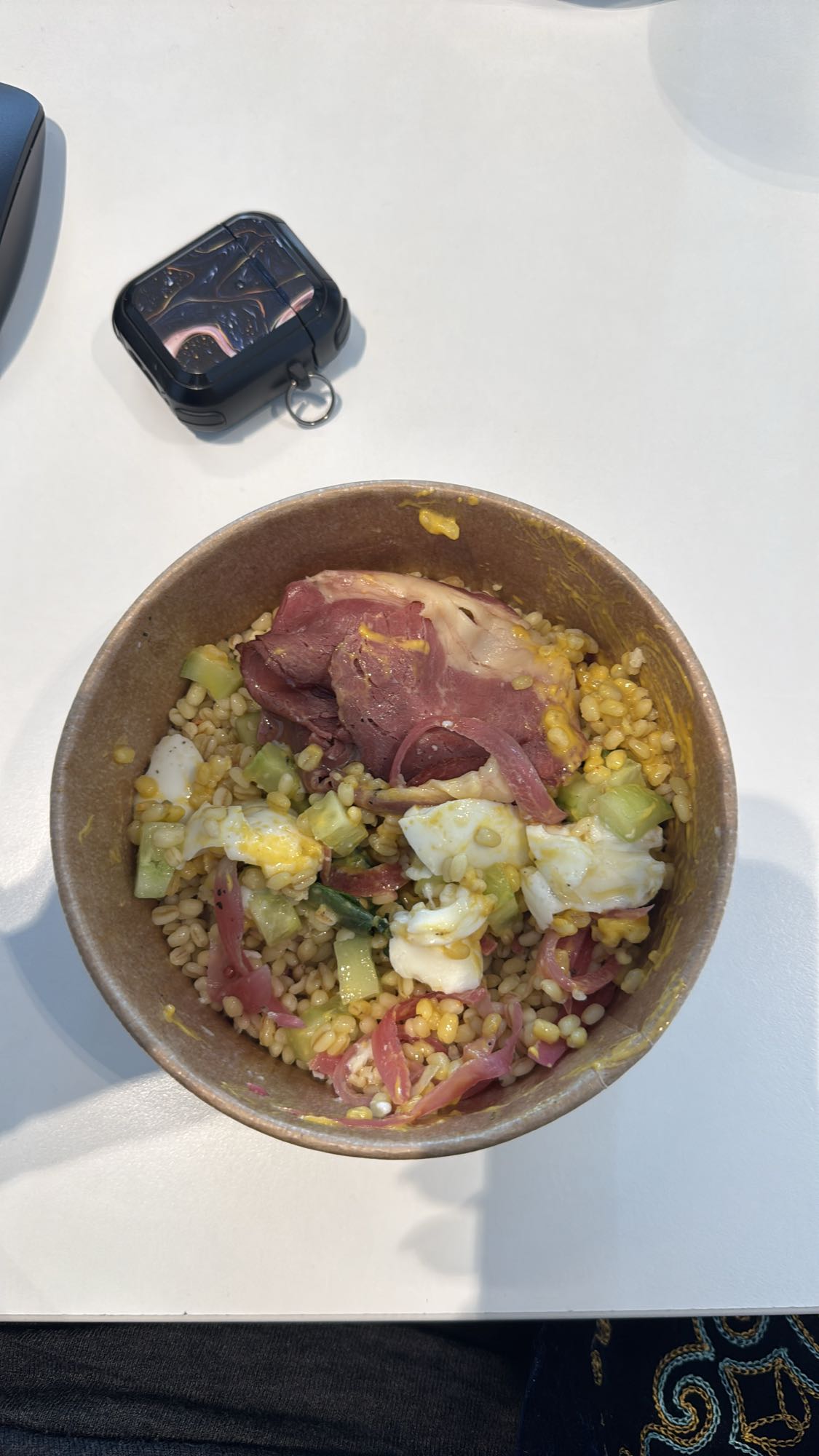 миска с перловкой и мясом