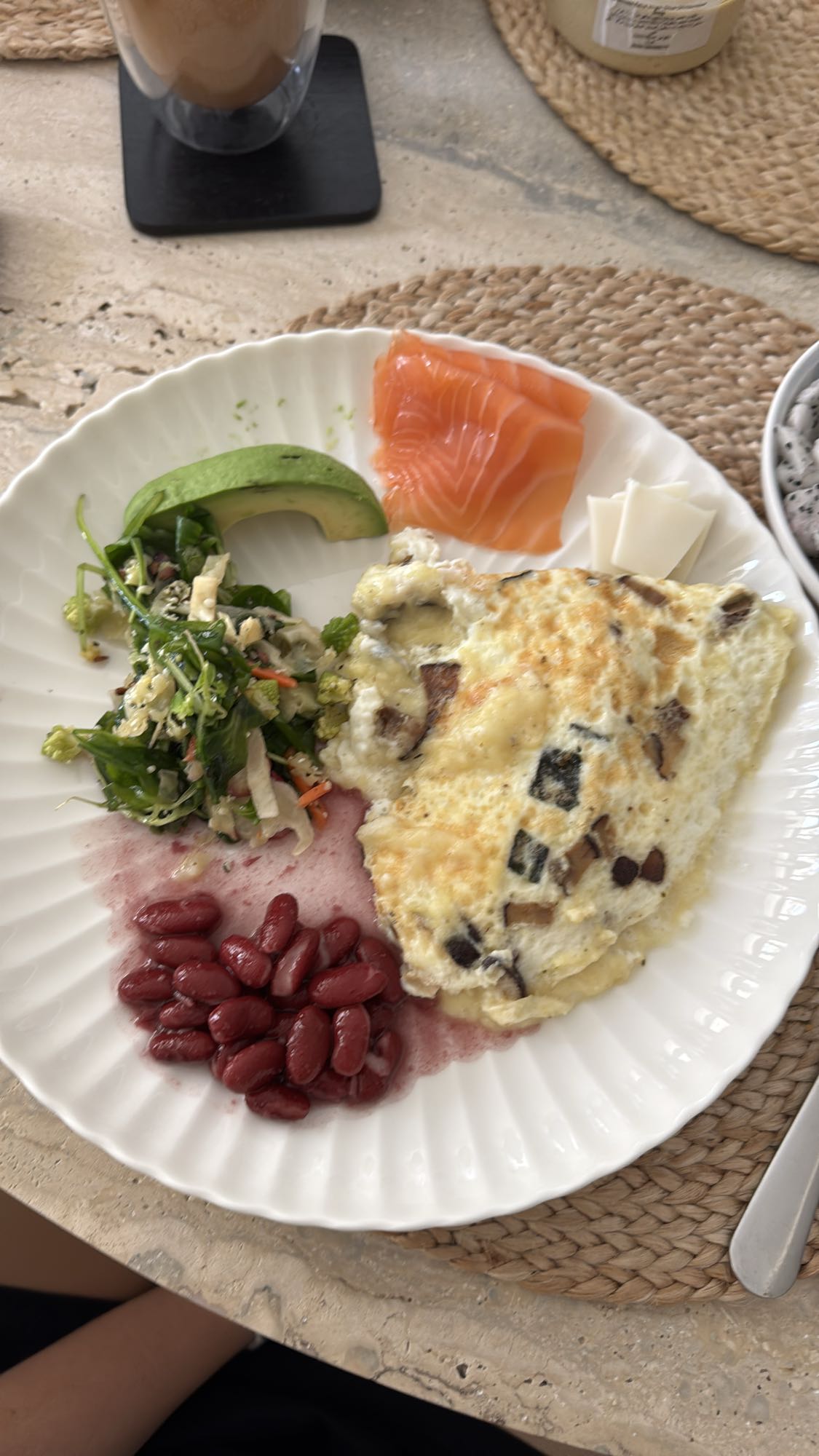 Омлет с лососем и салатом