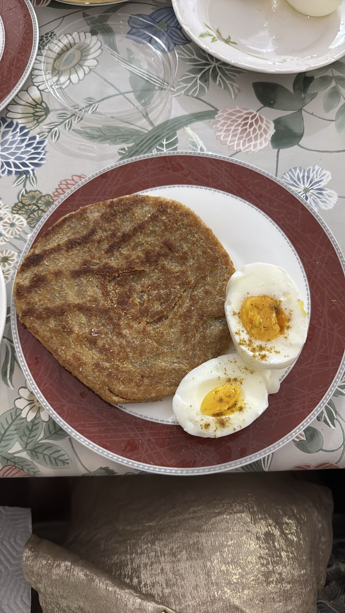 Paratha met gekookte eieren