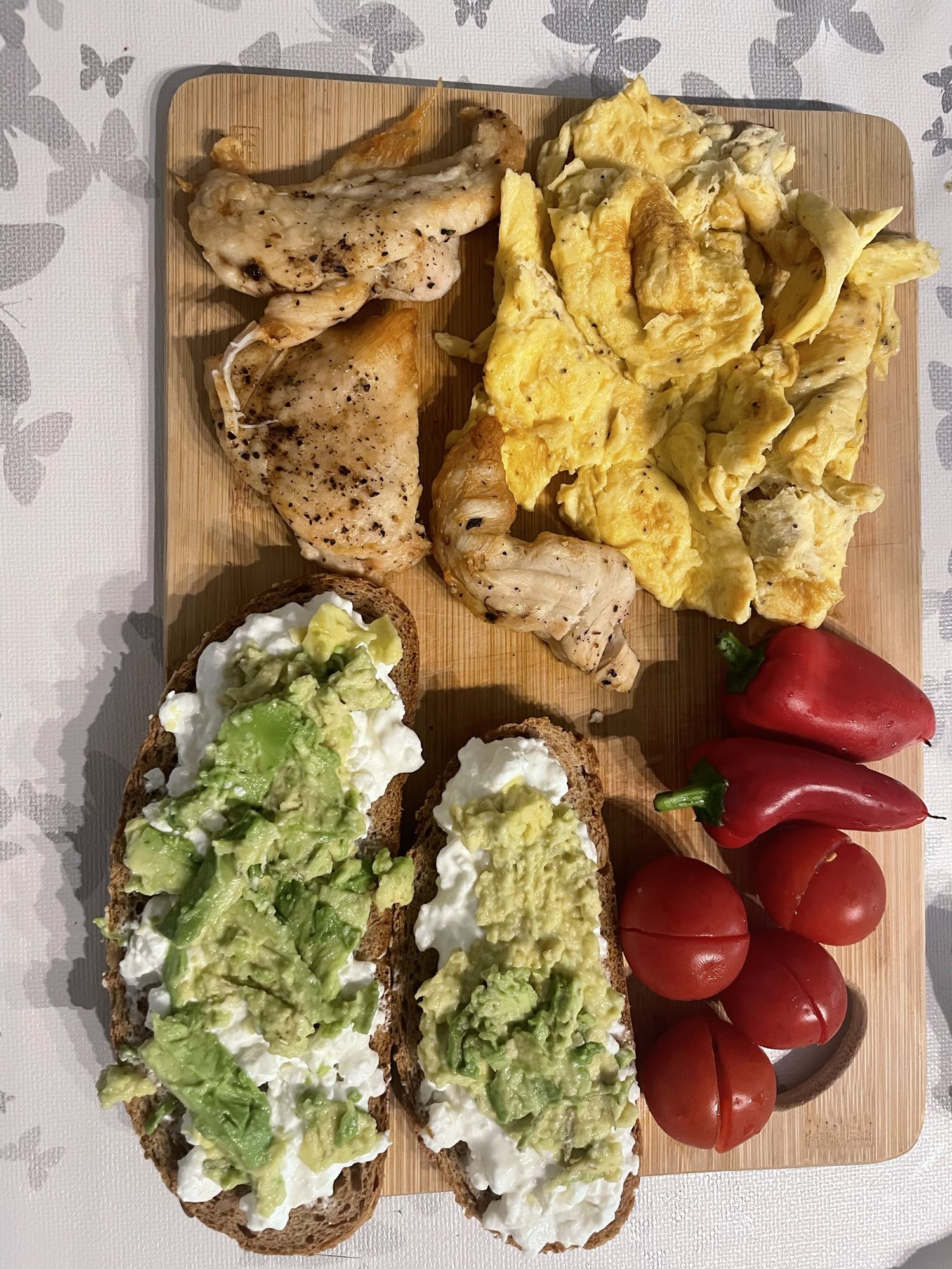 Avocado-Toast & Hähnchen