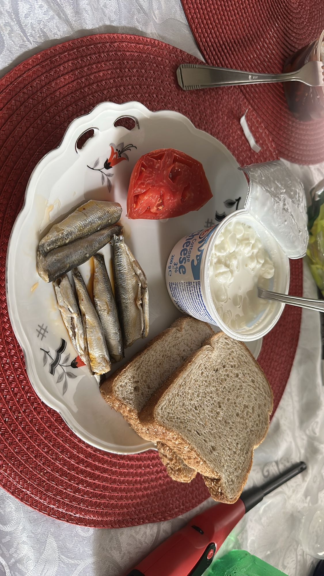 Mic dejun cu pește și brânză