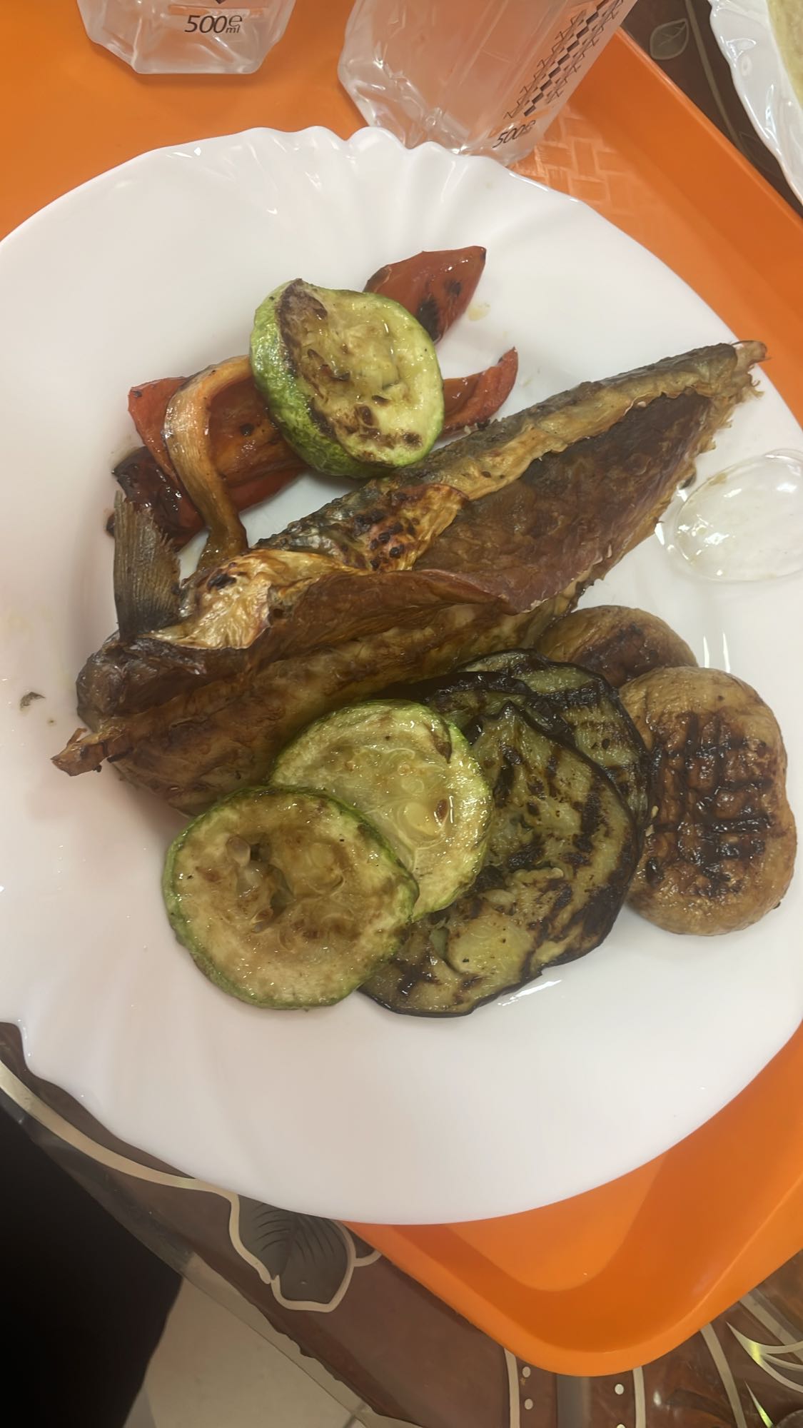 Pește cu legume la grătar