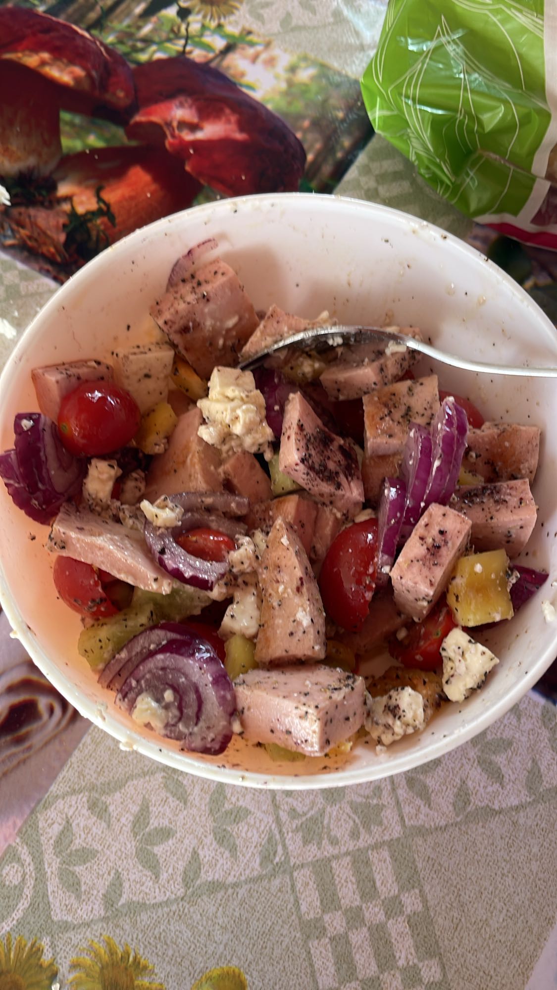 Salată cu parizer și legume