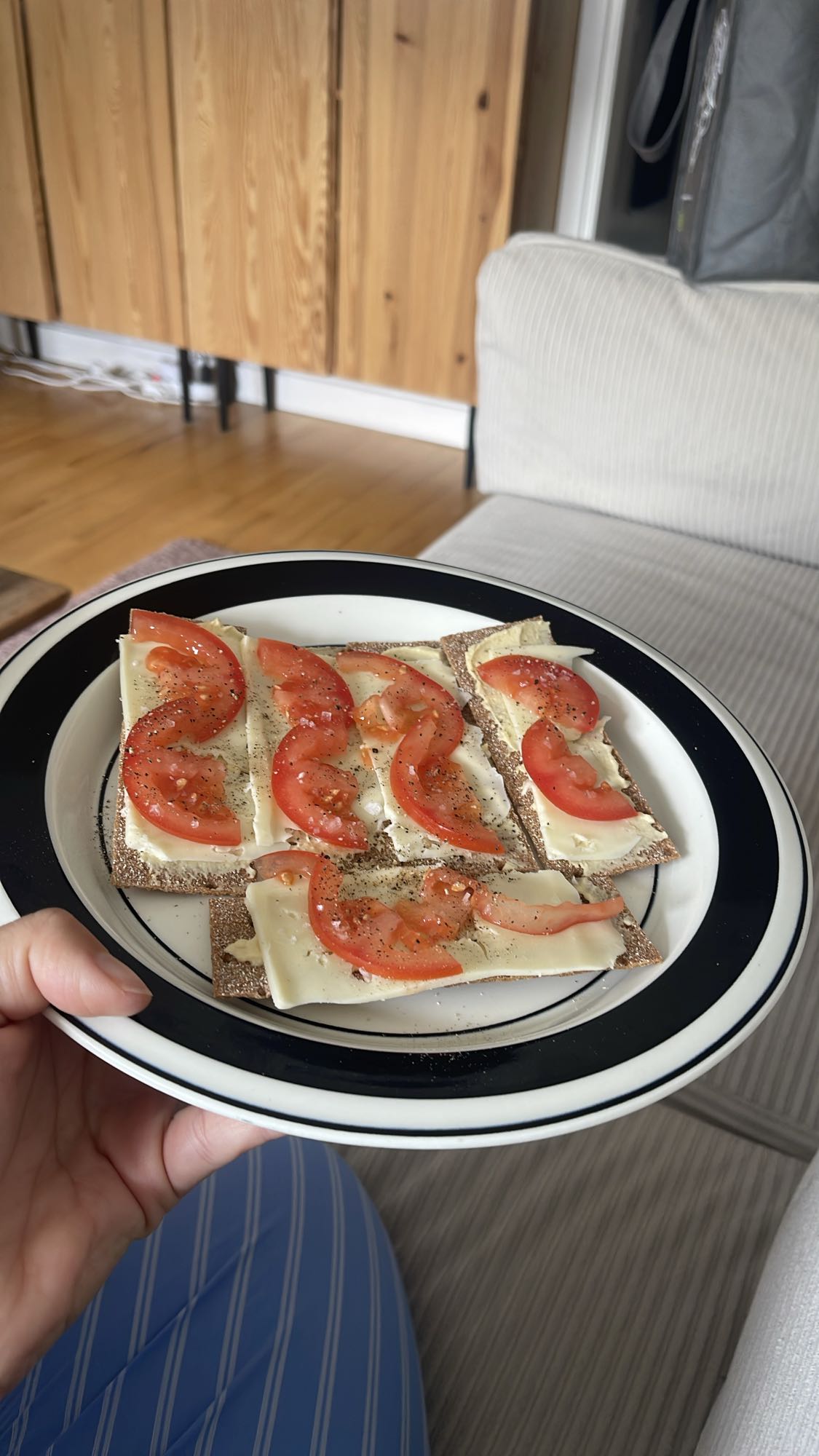 Knäckebröd med ost och tomat