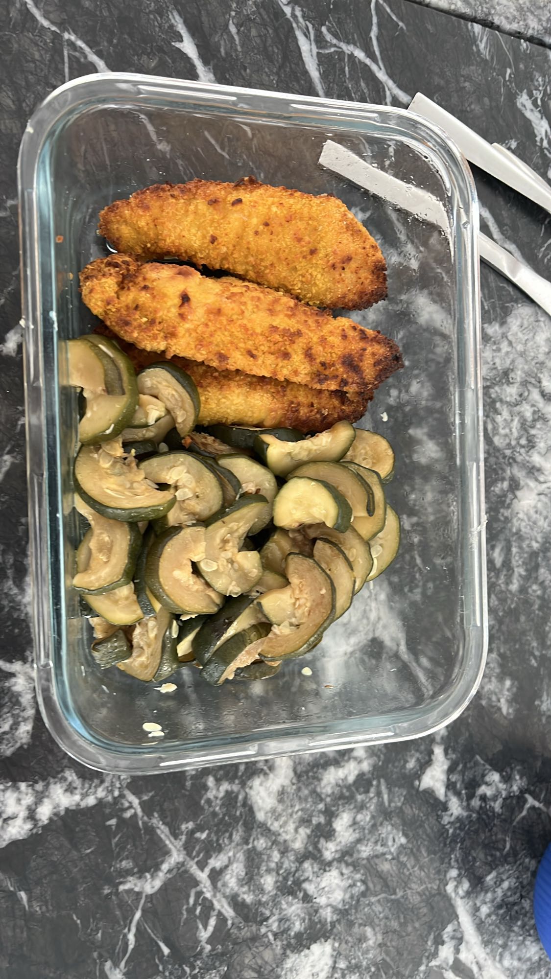 Poulet pané et courgettes