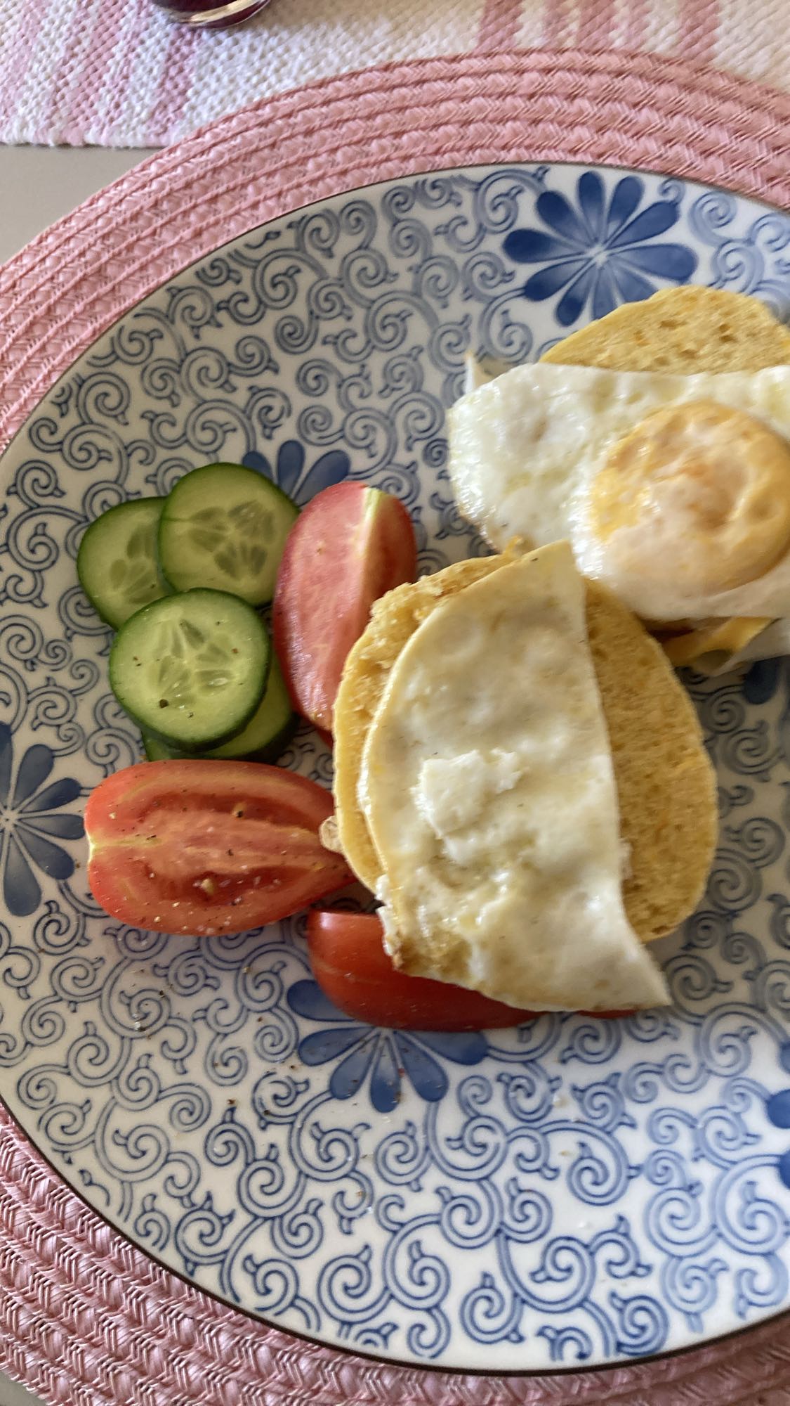 Äggsmörgås med grönsaker