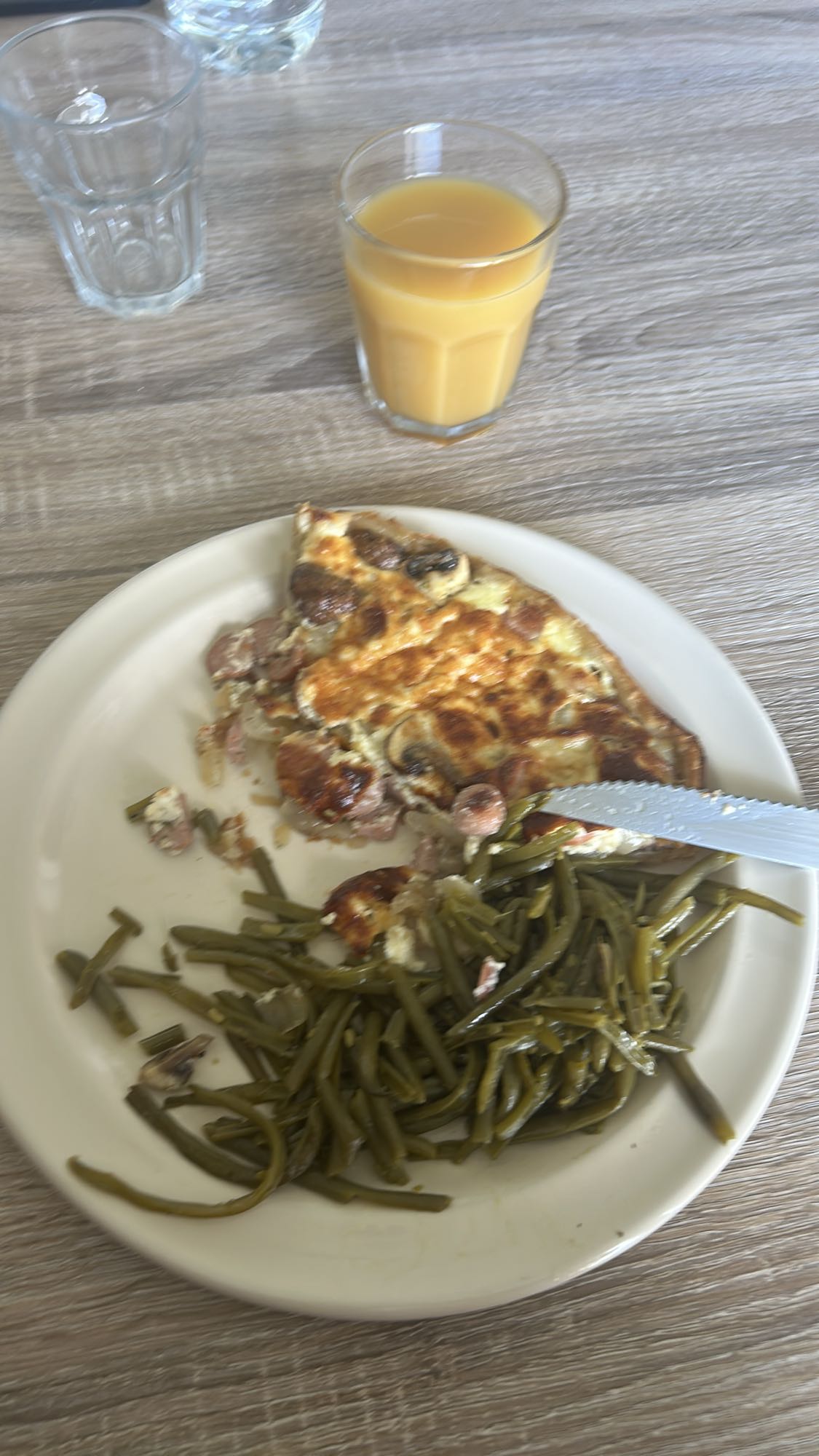 Omelette, haricots verts, jus