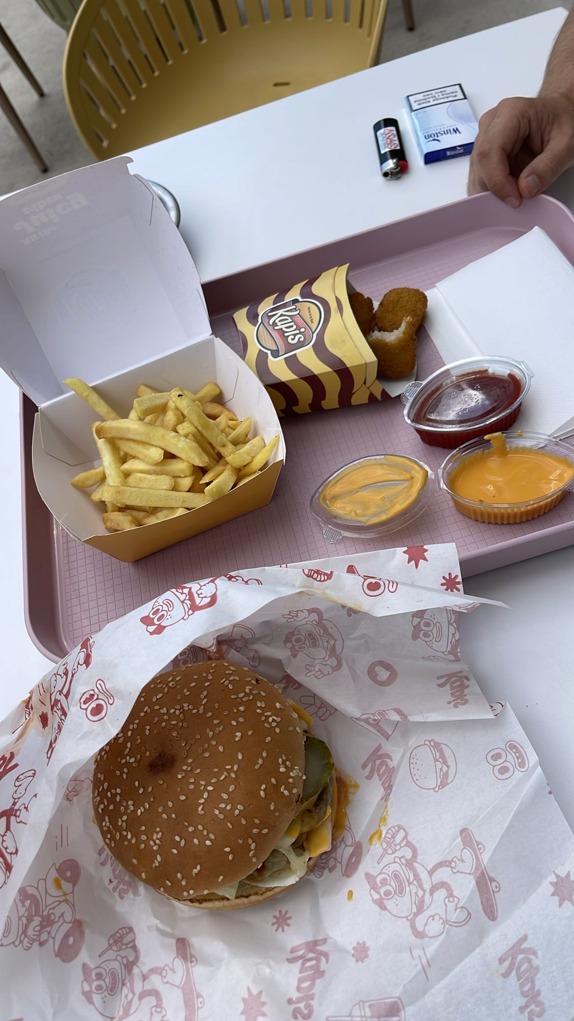 бургер с картошкой и соусами