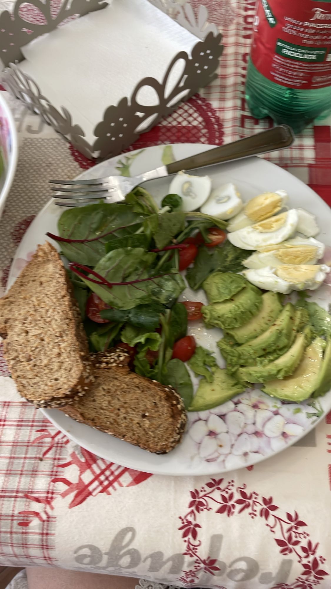 Salata, avokado, yumurta, ekmek