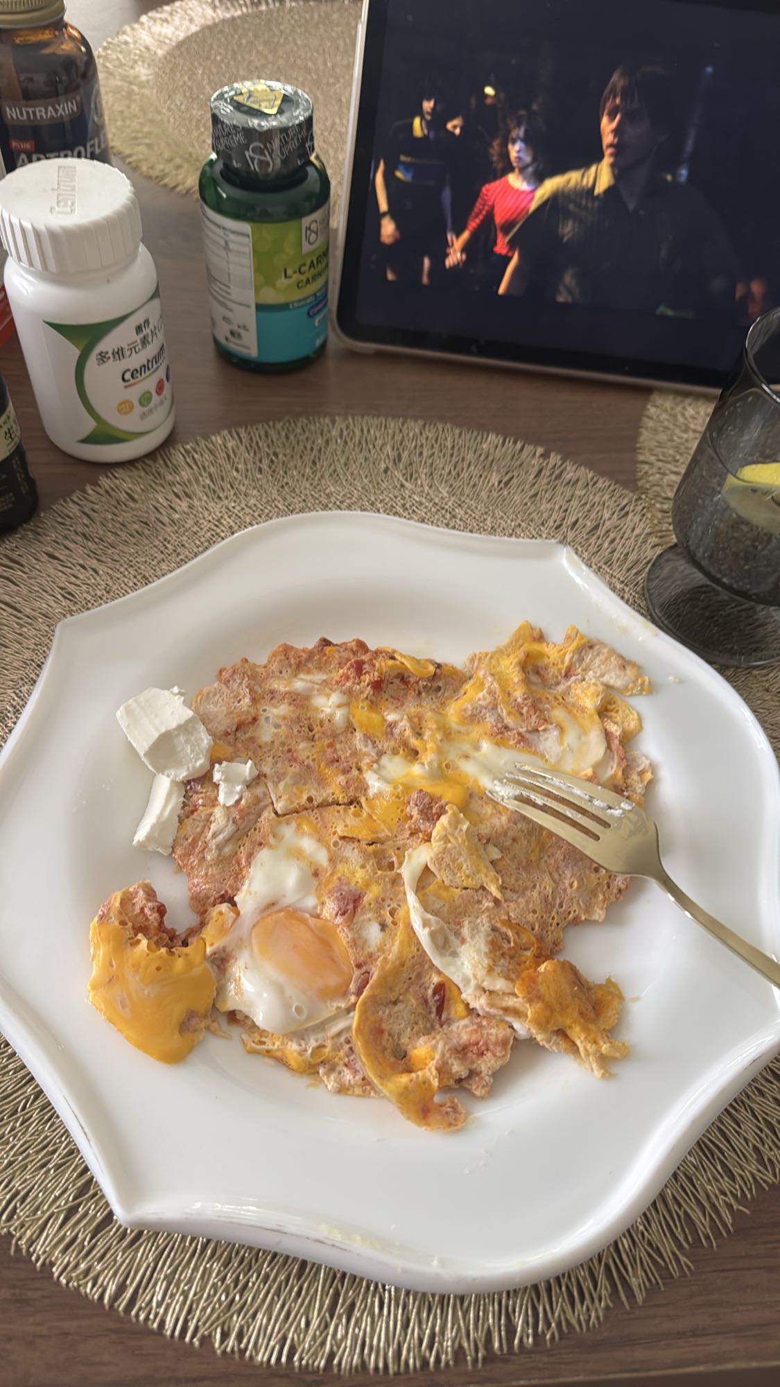 яичница с сыром и помидорами